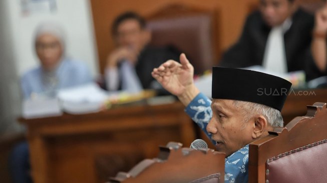 Ketua Dewan Kehormatan PAN Amien Rais mengikuti sidang di Pengadilan Negeri Jakarta Selatan, Kamis (4/4).[Suara.com/Muhaimin A Untung]