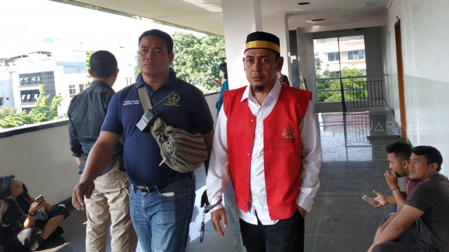 Terdakwa kasus pembuat kabar bohong atau hoaks 7 kontainer surat suara tercoblos, Bagus Bawana Putra (BBP) siap menjalani sidang perdana. (Suara.com/M. Yasir)