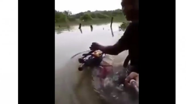 "Flood Breaking Motorcycle [Facebook: Umi Pipik Dian Irawati].