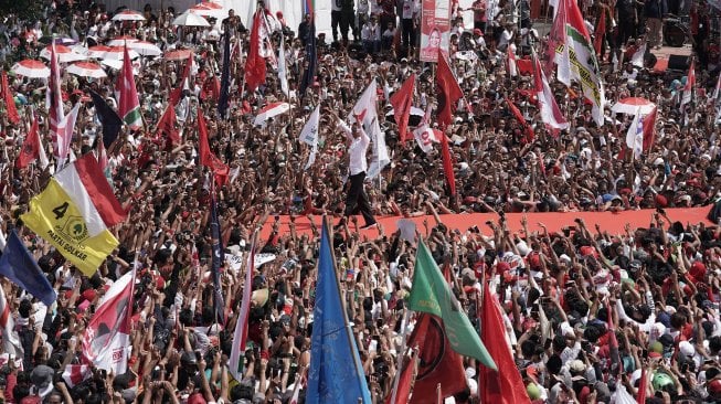 Calon Presiden nomor urut 01 Joko Widodo menyampaikan orasi politik saat kampanye terbuka di GOR Satria, Purwokerto, Banyumas, Jawa Tengah, Kamis (4/4). [ANTARA FOTO/Idhad Zakaria]