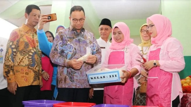 Tinjau Program PMT-AS di Sekolah, Anies Ingin Anak Jakarta Bergizi Baik