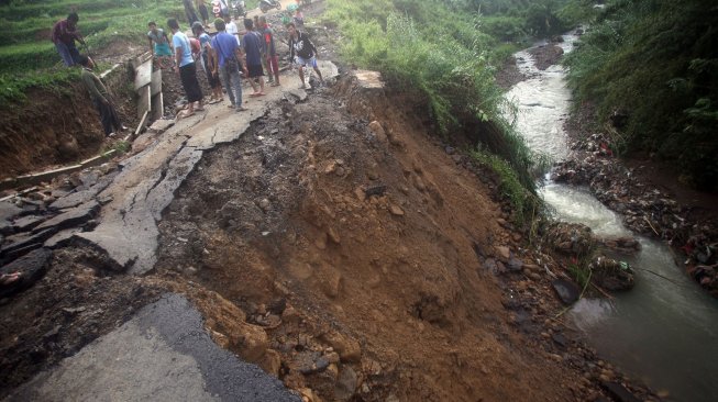 Suasana jalan yang terputus akibat longsor di jalur wisata, Karang Tengah, Sentul, Kabupaten Bogor, Jawa Barat, Jumat (5/4). [ANTARA FOTO/Yulius Satria]