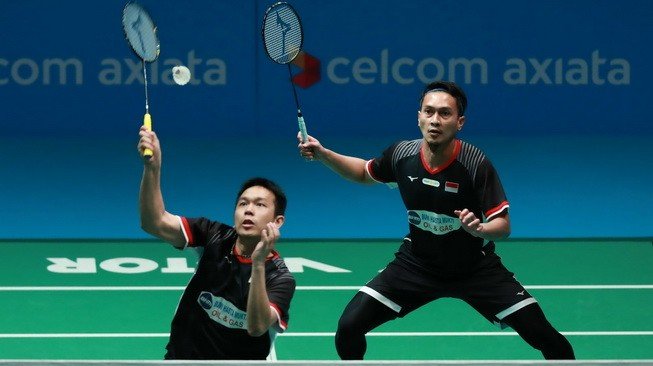 Pasangan ganda putra Indonesia, Hendra Setiawan/Mohammad Ahsan, terhenti kiprahnya di babak perempat final Malaysia Open 2019 usai kalah dari Li Junhui/Liu Yuchen (China), Jumat (5/4). [Humas PBSI]