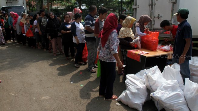 Warga mengantre untuk membeli bahan pangan murah yang digelar Dinas Ketahanan Pangan, Kelautan dan Pertanian (DKPKP) Provinsi DKI Jakarta di kawasan Kebagusan, Jakarta, Jumat (5/4). [Suara.com/Arief Hermawan P]