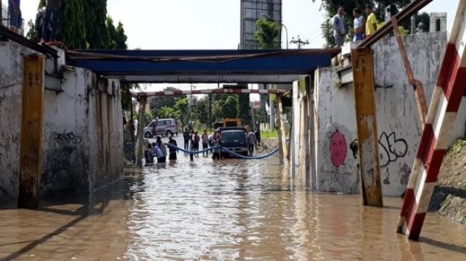 Netizen Geram Aksi Pemalakan di Viaduk Gilingan Solo Saat Banjir