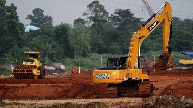 Pekerja menyelesaikan proyek jalan tol Desari seksi 2 Brigif-Sawangan di kawasan Depok, Jawa Barat, Jumat (5/4). [Suara.com/Arief Hermawan P]