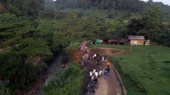 Suasana jalan yang terputus akibat longsor di jalur wisata, Karang Tengah, Sentul, Kabupaten Bogor, Jawa Barat, Jumat (5/4). [ANTARA FOTO/Yulius Satria]