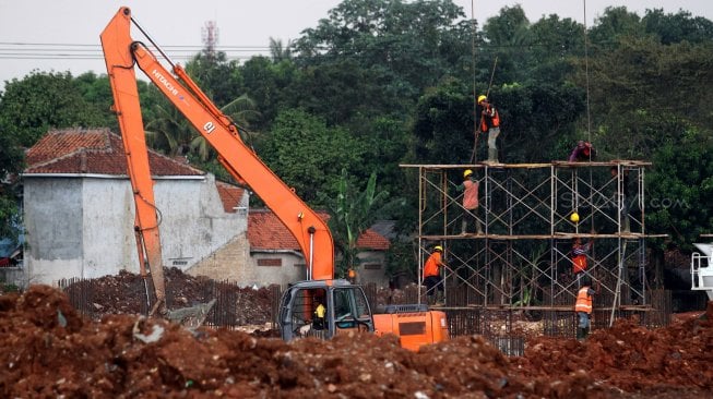 Pekerja menyelesaikan proyek jalan tol Desari seksi 2 Brigif-Sawangan di kawasan Depok, Jawa Barat, Jumat (5/4). [Suara.com/Arief Hermawan P]