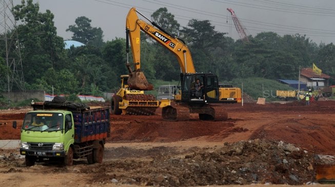 Pekerja menyelesaikan proyek jalan tol Desari seksi 2 Brigif-Sawangan di kawasan Depok, Jawa Barat, Jumat (5/4). [Suara.com/Arief Hermawan P]