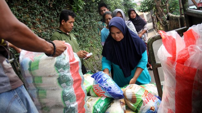 Warga mengantre untuk membeli bahan pangan murah yang digelar Dinas Ketahanan Pangan, Kelautan dan Pertanian (DKPKP) Provinsi DKI Jakarta di kawasan Kebagusan, Jakarta, Jumat (5/4). [Suara.com/Arief Hermawan P]