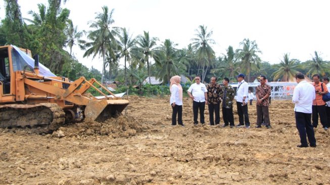 Setahun Tinggal di Huntara, Bupati Pandeglang Minta Korban Tsunami Bersabar