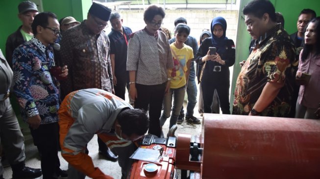 Direktur Jenderal Pengelolaan Sampah, Limbah dan Bahan Beracun Berbahaya (PSLB3) KLHK, Rosa Vivien Ratnawati, saat meresmikan Pusat Daur Ulang Sampah Kota Malang, di Malang, Jawa Timur, Kamis (4/4/2019). (Dok : KLHK)