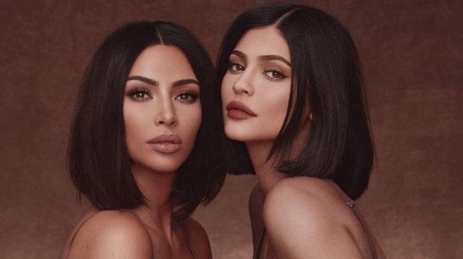 Kylie Jenner dan Kim Kardashian Kolaborasi Lagi, Sekarang Bikin Parfum. (Instagram/@KimKardashian