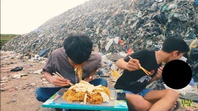 Youtuber Mukbang di Tempat Pembuangan Sampah, Awas Ikut Mual !