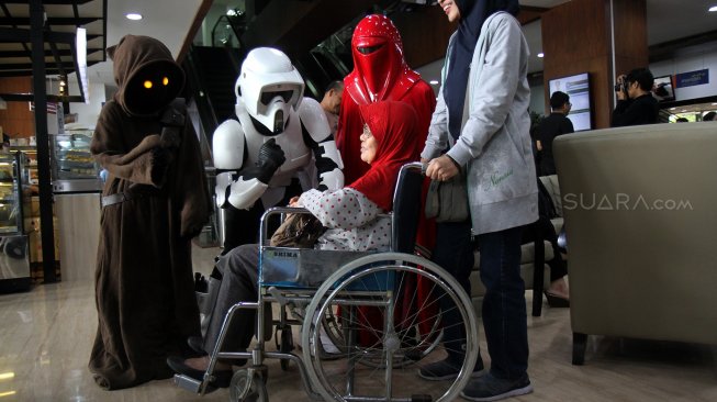 Sejumlah karakter film Star Wars menyapa pasien di Siloam Hospitals TB Simatupang, Jakarta, Sabtu (6/4).  [Suara.com/Arief Hermawan P]