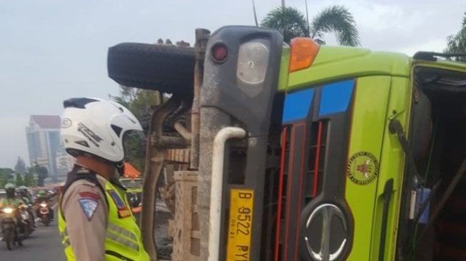 Sopir Diduga Ngantuk, Truk Bermuatan Pasir Terguling di Dekat RS Jiwa