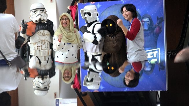 Sejumlah karakter film Star Wars menyapa pasien di Siloam Hospitals TB Simatupang, Jakarta, Sabtu (6/4).  [Suara.com/Arief Hermawan P]