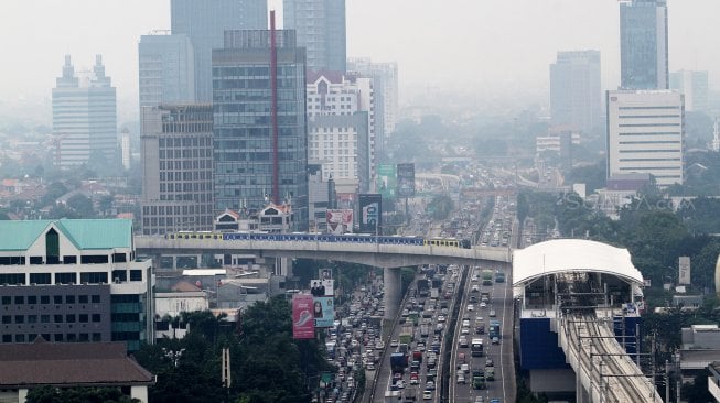 Kereta Moda Raya Terpadu (MRT) melintas di sekitar Jalan TB Simatupang, Jakarta Selatan, Sabtu (6/4). [Suara.com/Arief Hermawan P]