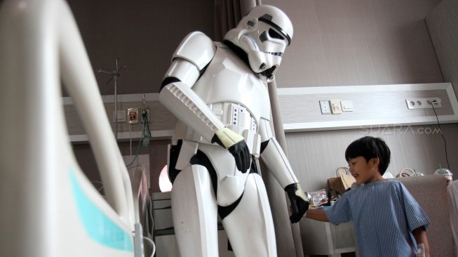 Sejumlah karakter film Star Wars menyapa pasien di Siloam Hospitals TB Simatupang, Jakarta, Sabtu (6/4).  [Suara.com/Arief Hermawan P]