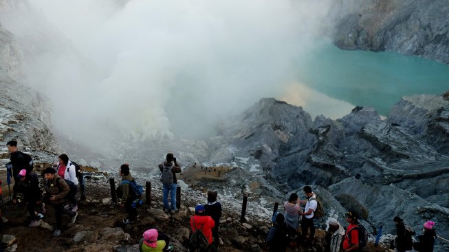 Ratusan wisatawan melihat panorama kawah Gunung Ijen, di Banyuwangi, Jawa Timur, Sabtu (6/4).   [ANTARA FOTO/Irsan Mulyadi]