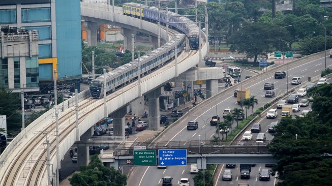 Kereta Moda Raya Terpadu (MRT) melintas di sekitar Jalan TB Simatupang, Jakarta Selatan, Sabtu (6/4). [Suara.com/Arief Hermawan P]