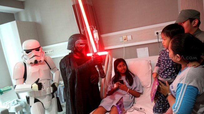 Sejumlah karakter film Star Wars menyapa pasien di Siloam Hospitals TB Simatupang, Jakarta, Sabtu (6/4).  [Suara.com/Arief Hermawan P]