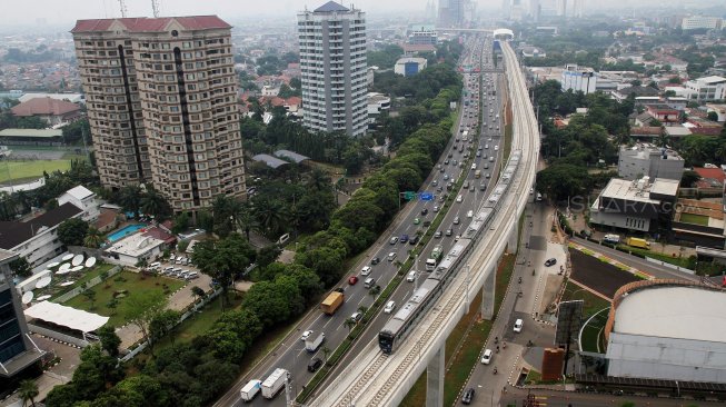 Kereta Moda Raya Terpadu (MRT) melintas di sekitar Jalan TB Simatupang, Jakarta Selatan, Sabtu (6/4). [Suara.com/Arief Hermawan P]