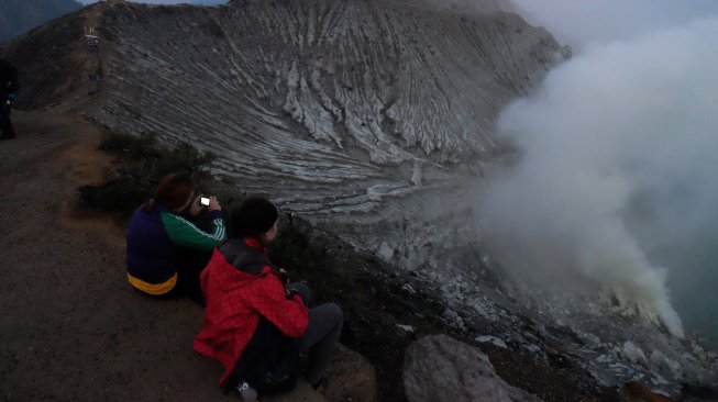 Ratusan wisatawan melihat panorama kawah Gunung Ijen, di Banyuwangi, Jawa Timur, Sabtu (6/4).   [ANTARA FOTO/Irsan Mulyadi]