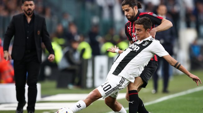 Pemain Juventus Paulo Dybala ditempel ketat oleh bek AC Milan Ricardo Rodriguez saat laga Liga Italia di Juventus. Isabella BONOTTO / AFP