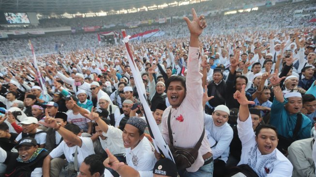 Sejumlah pendukung pasangan capres dan cawapres nomor urut 02, Prabowo Subianto dan Sandiaga Uno mengikuti kampanye akbar di Stadion Gelora Bung Karno, Senayan, Jakarta, Minggu (7/4). [Suara.com/Muhaimin A Untung]