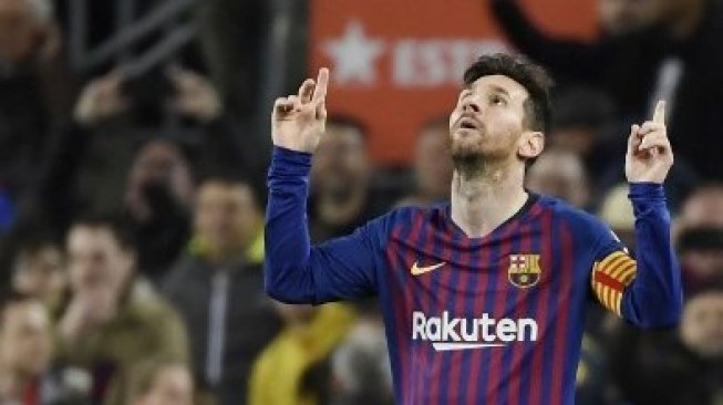 Bintang Barcelona Lionel Messi merayakan golnya ke gawang Atletico Madrid di Camp Nou. LLUIS GENE / AFP