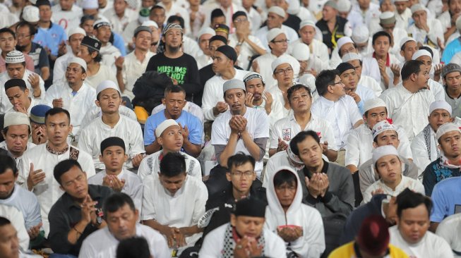 Massa pendukung pasangan capres dan cawapres nomor 02 Prabowo-Sandiaga melaksanakan salat subuh berjamaah sebelum acara kampanye akbar di Stadion Utama Glora Bung Karno, Jakarta, Minggu (7/4). [Suara.com/Muhaimin A Untung]