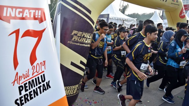 Sejumlah pelari berlari dalam lomba lari Pemilu Run 2019 di parkir timur kompleks Stadion Utama Gelora Bung Karno (SUGBK), Senayan, Jakarta, Minggu (7/4).  [ANTARA FOTO/Aditya Pradana Putra]