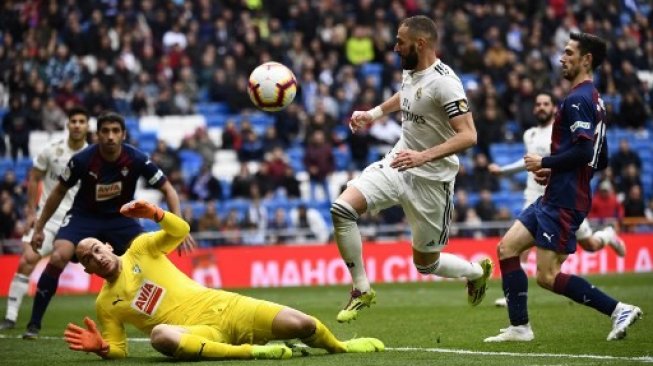 Pemain Real Madrid Karim Benzema menjebol gawang Eibar dalam lanjutan La Liga Spanyol di Santiago Bernabeu, Sabtu (6/4/2019) [AFP]