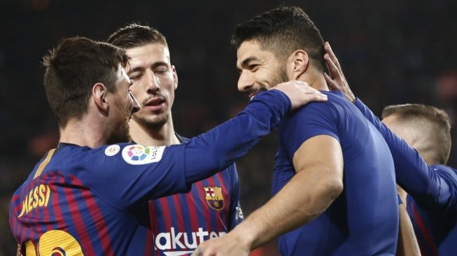 Lionel Messi dan Luis Suarez merayakan gol ke gawang Atletico Madrid pada 6 April 2019. (Pau Barrena/AFP)