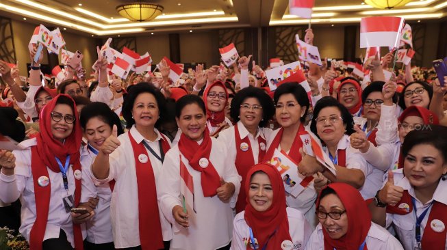 Iriana Joko Wododo, didampingi Ketua I Srikandi Nusantara Bersatu, Devi Luhut Pandjaitan dan Ketua II Linda Agum Gumelar menghadiri acara Silaturahmi Iriana Joko Widodo dengan Srikandi Nusantara Bersatu, serta Deklarasi Capres-Cawapres #01 Jokowi-Ma’ruf Amin di Discovery Hotel, Ancol, Jakarta, Minggu (7/4).   [Suara.com/Oke Atmaja]