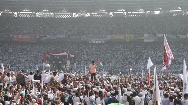 Pasangan capres dan cawapres nomor urut 02, Prabowo Subianto dan Sandiaga Uno menyampaikan orasi politik saat kampanye akbar di Stadion Gelora Bung Karno, Senayan, Jakarta, Minggu (7/4). [Suara.com/Muhaimin A Untung]