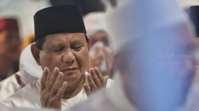 Capres nomor 02 Prabowo Subianto melaksanakan salat subuh berjamaah sebelum acara kampanye akbar di Stadion Utama Glora Bung Karno, Jakarta, Minggu (7/4). [Suara.com/Muhaimin A Untung]