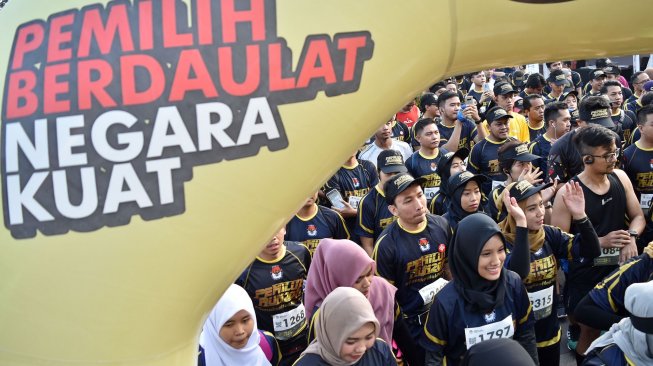 Sejumlah pelari berlari dalam lomba lari Pemilu Run 2019 di parkir timur kompleks Stadion Utama Gelora Bung Karno (SUGBK), Senayan, Jakarta, Minggu (7/4).  [ANTARA FOTO/Aditya Pradana Putra]