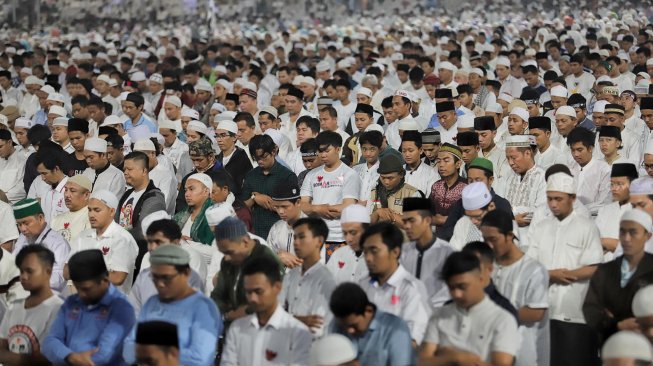 Massa pendukung pasangan capres dan cawapres nomor 02 Prabowo-Sandiaga melaksanakan salat subuh berjamaah sebelum acara kampanye akbar di Stadion Utama Glora Bung Karno, Jakarta, Minggu (7/4). [Suara.com/Muhaimin A Untung]