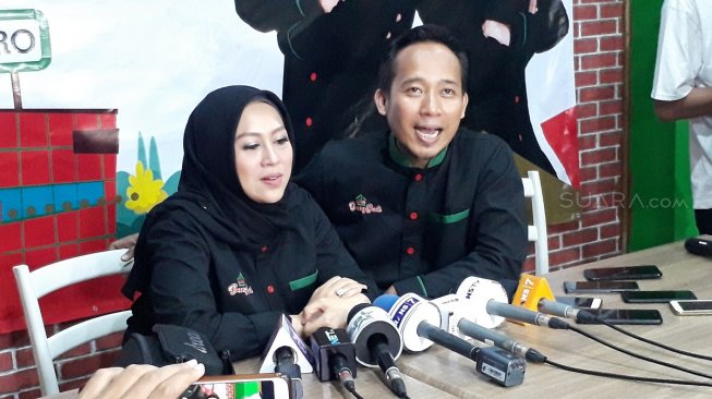 Denny Cagur dan istrinya, Santi Widihastuti di kawasan Bintaro, Jakarta Selatan, Minggu (7/4/2019). [Ismail/Suara.com]