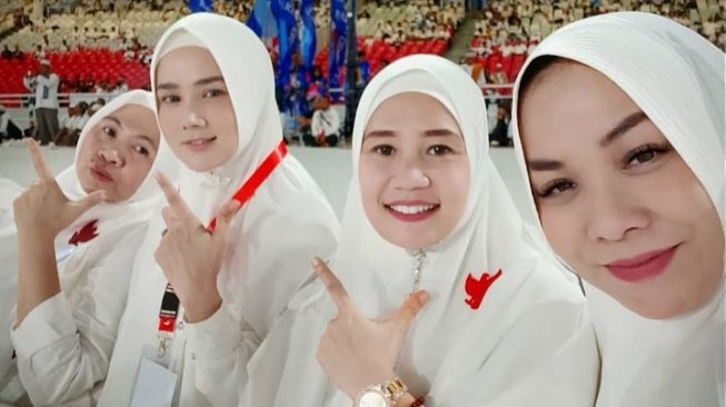 Lihat Pertemuan Prabowo - Ustaz Abdul Somad, Mulan Jameela Menangis