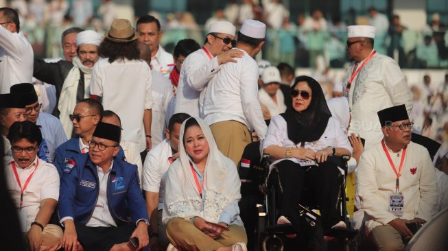 Sejumlah pendukung pasangan capres dan cawapres nomor urut 02, Prabowo Subianto dan Sandiaga Uno mengikuti kampanye akbar di Stadion Gelora Bung Karno, Senayan, Jakarta, Minggu (7/4). [Suara.com/Muhaimin A Untung]