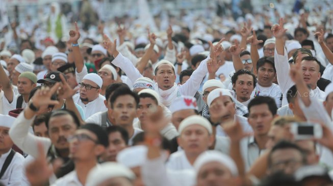 Sejumlah pendukung pasangan capres dan cawapres nomor urut 02, Prabowo Subianto dan Sandiaga Uno mengikuti kampanye akbar di Stadion Gelora Bung Karno, Senayan, Jakarta, Minggu (7/4). [Suara.com/Muhaimin A Untung]