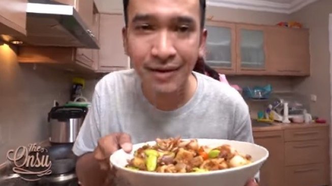 Ruben Onsu menunjukkan masakan Cumi Petai yang dimasaknya untuk Sarwendah yang sedang hamil. (Youtube/The Onsu Family)