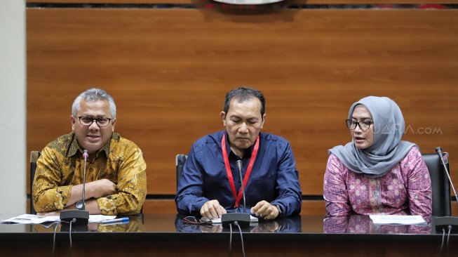 Wakil Ketua KPK Saut Situmorang (tengah), Ketua KPU Arief Budiman (kedua kiri), Komisioner KPU Ida Novida Ginting Manik (kedua kanan), memberikan keterangan pers di kantor KPK, Jakarta, Senin (8/4).[Suara.com/Muhaimin A Untung]