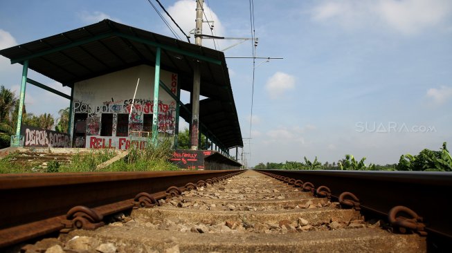 Suasana stasiun Pondok Rajeg yang terbengkalai di Pondok Rajeg, Cibinong, Kabupaten Bogor, Senin (8/4).[Suara.com/Arief Hermawan P]