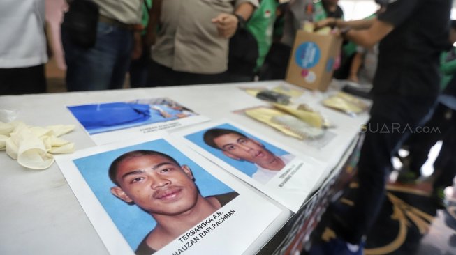 Foto tersangka penjambretan di Jalan HR Rasuna Said saat rilis pengungkapan kasus penjambretan di Polda Metro Jaya, Jakarta, Senin (8/4). [Suara.com/Muhaimin A Untung]
