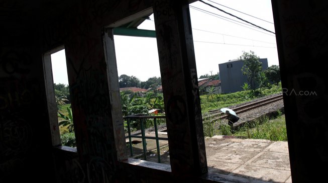 Suasana stasiun Pondok Rajeg yang terbengkalai di Pondok Rajeg, Cibinong, Kabupaten Bogor, Senin (8/4).[Suara.com/Arief Hermawan P]