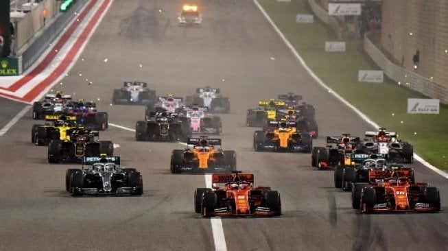 Para pebalap F1 memacu mobilnya selepas start di tempat Sirkuit Sakhir, Bahrain, Hari Minggu (31/3/2019). [AFP/Andrej Isakovic]